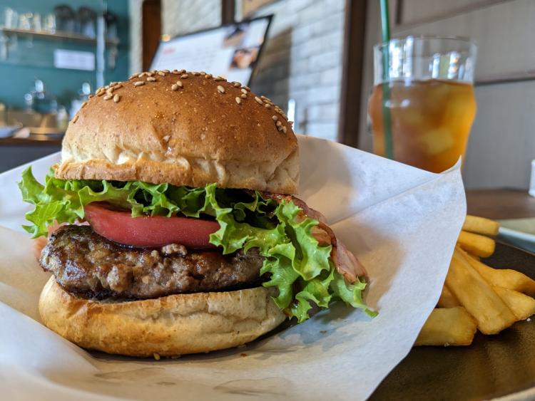 バーガーとスコーンとチーズケーキ　大人が集う軽食喫茶『月茶房』