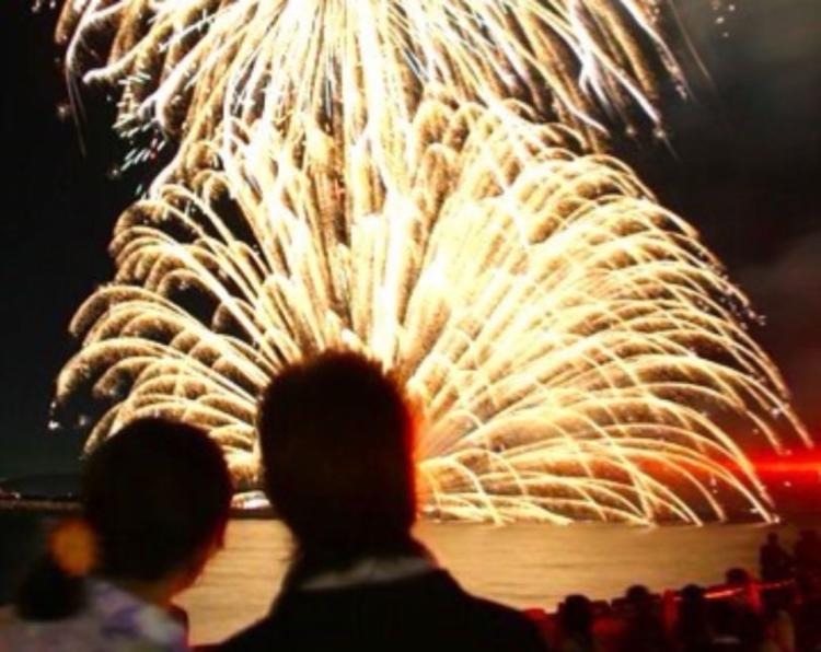 ※アサデス。KBCで紹介！【夏祭り】海面に写る花火が幻想的！8/3『第72回豊前市みなと祭り』（豊前市）