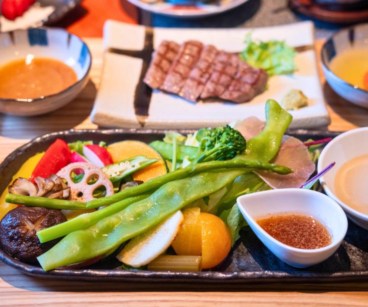 焼肉屋なのに野菜が主役？！完全予約制ランチで食と健康の新しいカタチを追求し続ける「炭火焼 山之口」（福岡・水巻町）【まち歩き】