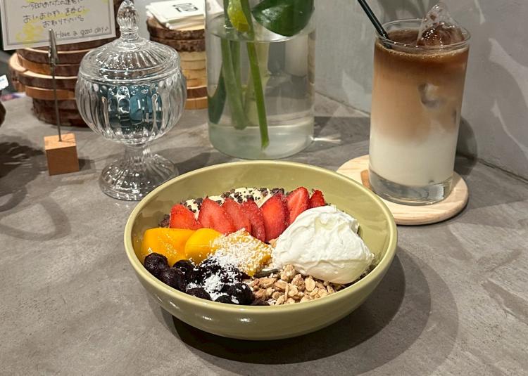 カフェ通は知っている幸福度UP＆こだわり満載カスタム・アサイーボウル！癒しの隠れ家カフェ「OLIP」（福岡市・警固）【まち歩き】