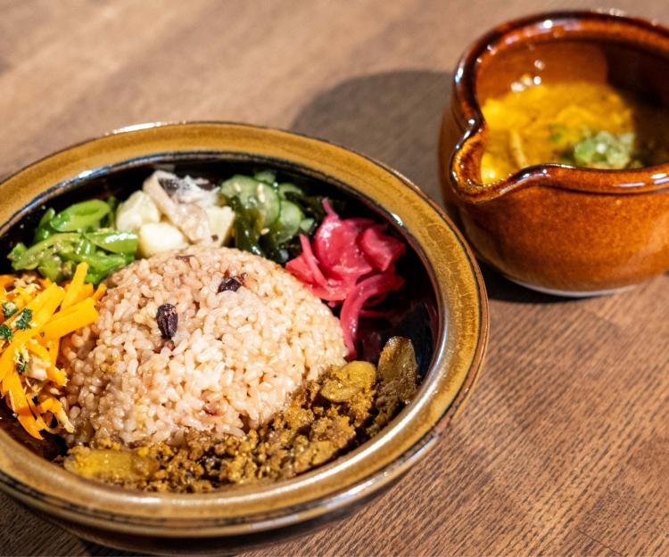 評判を呼ぶ「まごわやさしい」スパイスカレー！管理栄養士が作る、祖母への愛情が息づいた心と体に優しい味わい「はらぺこ」（福岡・大刀洗町）【まち歩き】