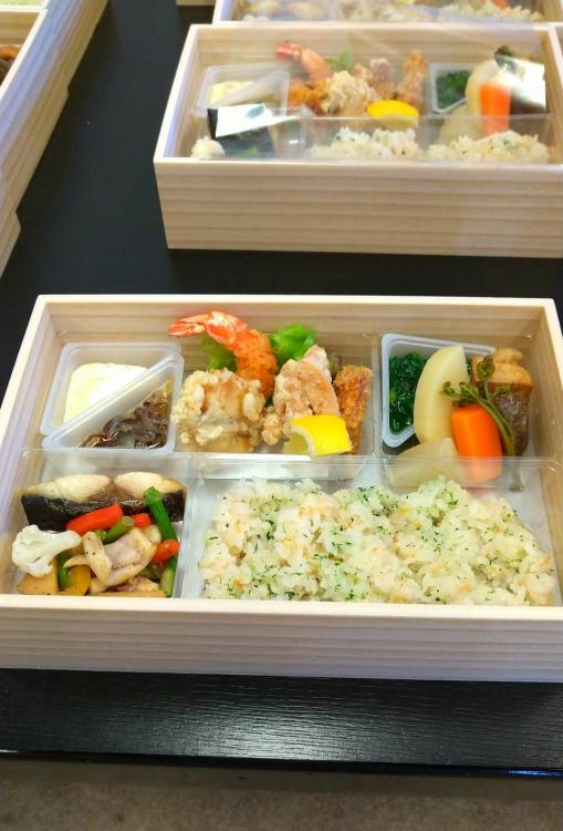 もはや“差し入れ”のレベルを超えている弁当