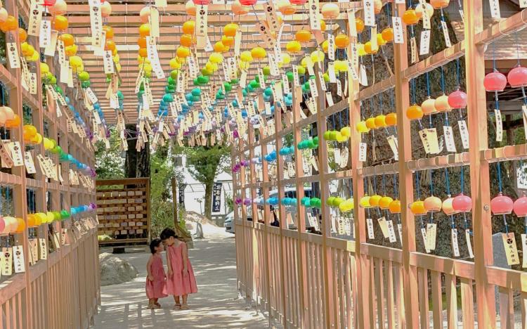 ※アサデス。KBCで紹介！【夏祭り】虹色の風鈴回廊『現人（あらひと）神社』 ケーキ店とコラボした「風鈴ゼリー」もかわいい♪（那珂川市）