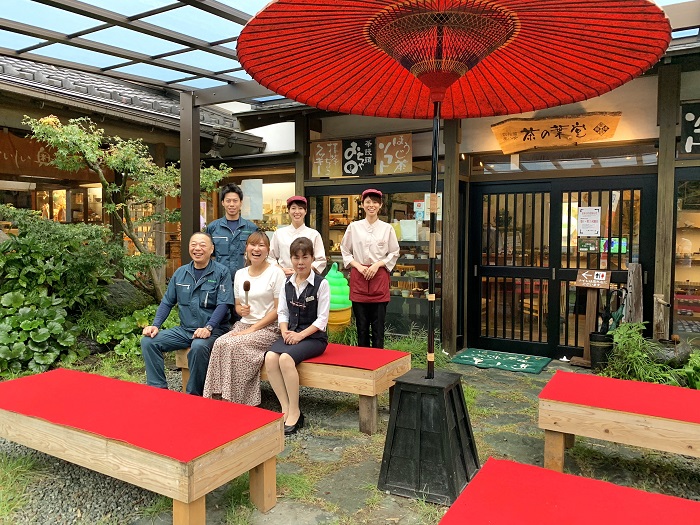 茶の葉堂のみなさんと原野社長（前列左、と上田リポーター（前列中央）