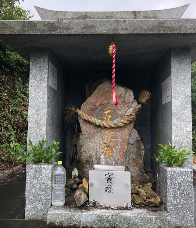 缶バッジにも描かれている、井野山山頂の“五穀神”