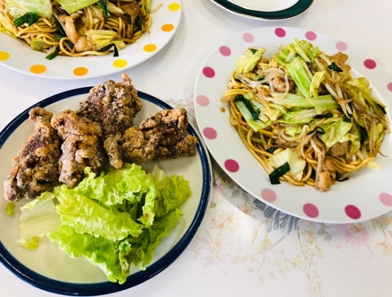 ホルモン焼きそばがおいしい・・・ からあげも見るからに（いや普通に）おいしい・・・  行きたい・・・