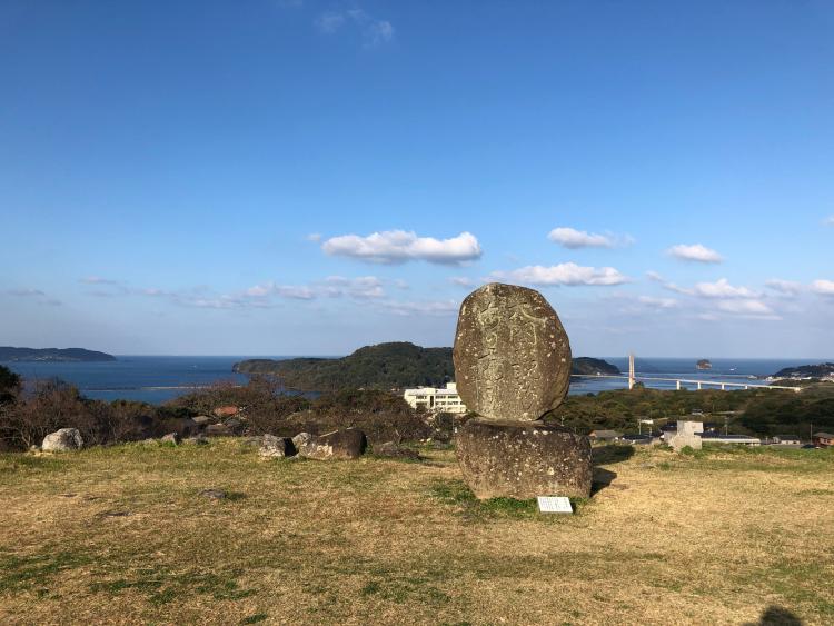 天守台近くの句碑「太閤が 睨みし海の 霞かな」