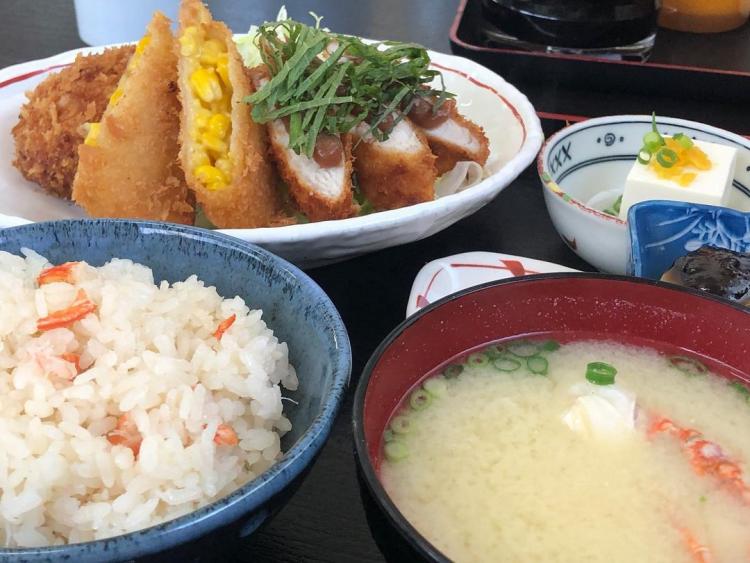 フライもご飯もお味噌汁もカニ三昧！