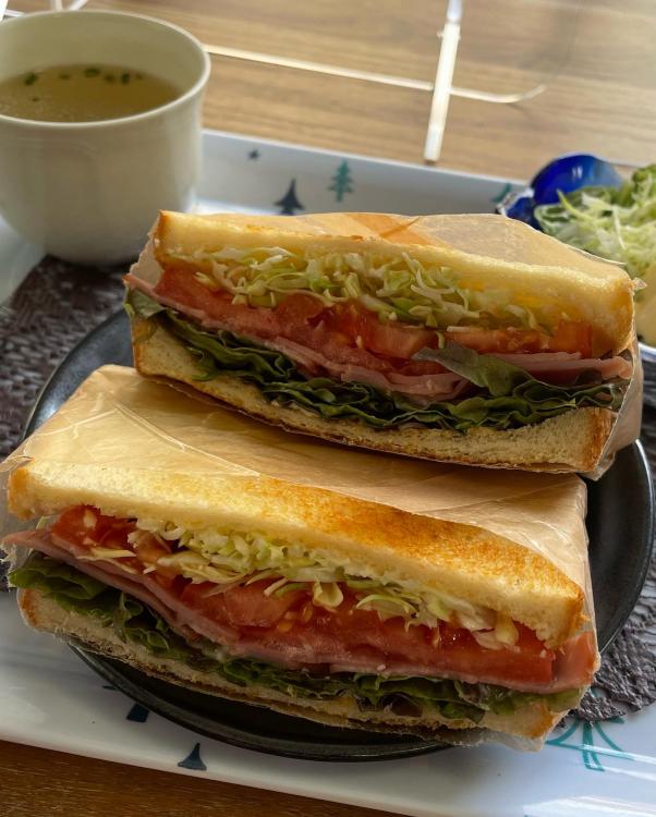 ベーコンとトマトと野菜のホットサンド