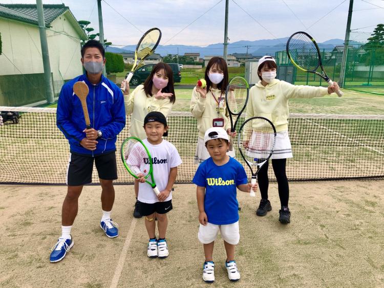 伊藤コーチ（左）が持っているしゃもじのようなものはラケットの中心でとらえるための練習道具。