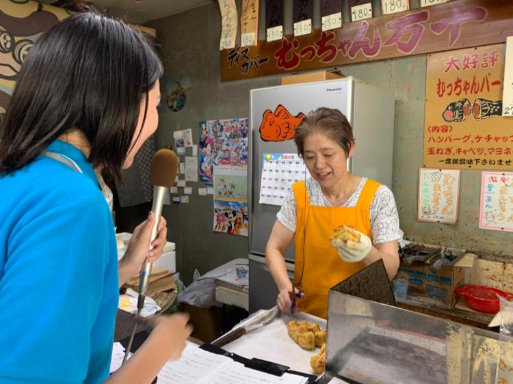 涼しい顔で次々と焼き上げる大場さん