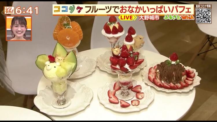 左奥から「せとかのパフェ」「苺のキャンドルケーキパフェ」「モンブランいちごパイ」「いちごパフェ」「くまさんのメロンパフェ」どれも底までフルーツたっぷり！