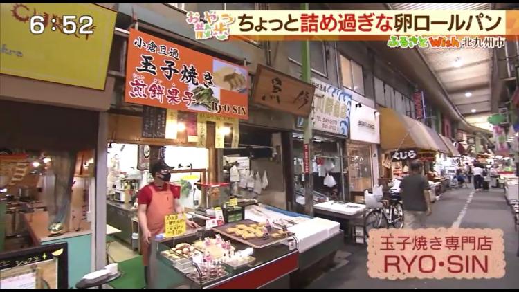 玉子焼き専門店の店頭に並ぶ