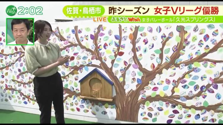 工事現場の壁には、地元の保育園児や幼稚園児が描いた木の葉の絵が飾られている