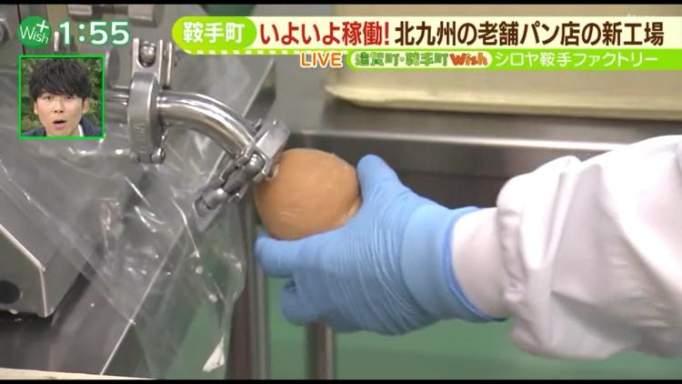 サニーパンの中に練乳を注入する作業