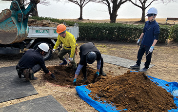 駕与丁公園での植樹の様子