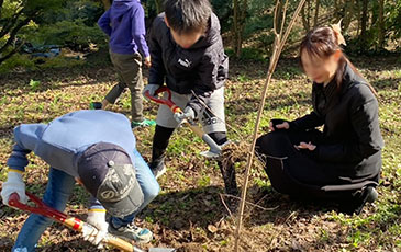 甘木公園での植樹の様子
