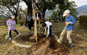 朝日山公園での植樹の様子