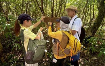 登山道案内板の修繕のようす